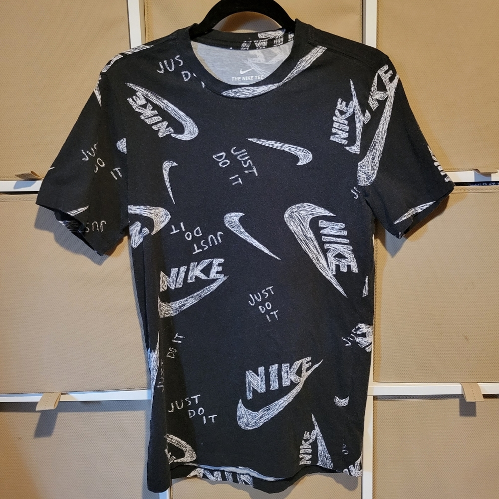 NIKE SPORTSWEAR All Over "Just Do It"  LOGO PRINT TEE SHIRT